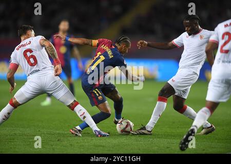 Barcellona, ESP. 20 ottobre 2024. FC BARCELONA VS SEVILLA FC. 20 ottobre 2024 Raphina (11) del FC Barcelona dribbles durante la partita tra FC Barcelona e Sevilla FC corrispondente al decimo giorno di la Liga EA Sports allo Stadio Olimpico Lluis Companys di Montjuic a Barcellona, Spagna. Crediti: Rosdemora/Alamy Live News Foto Stock