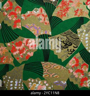 Motivi tradizionali giapponesi con tema floreale/botanico sui fan con sfondo verde scuro Foto Stock