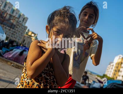 Beirut, Libano. 17 ottobre 2024. I bambini sfollati di Dahieh - centro amministrativo di Hezbollah spesso preso di mira da Israele - rifugio in Piazza dei Martiri a Beirut, Libano, il 17 ottobre 2024. Foto di Collin Mayfield/Sipa USA. Crediti: SIPA USA/Alamy Live News Foto Stock