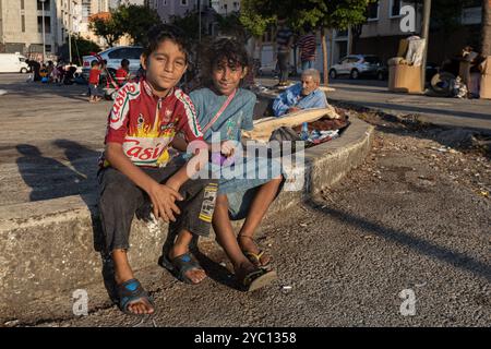 Beirut, Libano. 17 ottobre 2024. I bambini sfollati di Dahieh - centro amministrativo di Hezbollah spesso preso di mira da Israele - rifugio in Piazza dei Martiri a Beirut, Libano, il 17 ottobre 2024. Foto di Collin Mayfield/Sipa USA. Crediti: SIPA USA/Alamy Live News Foto Stock