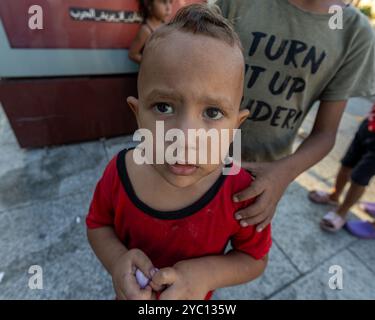 Beirut, Libano. 17 ottobre 2024. Un bambino di Dahieh, centro amministrativo di Hezbollah spesso preso di mira da Israele, si rifugia in Piazza dei Martiri a Beirut, Libano, il 17 ottobre 2024. Foto di Collin Mayfield/Sipa USA. Crediti: SIPA USA/Alamy Live News Foto Stock