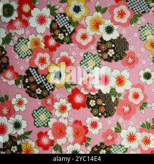 Motivi tradizionali giapponesi con tema floreale su sfondo rosa. Foto Stock