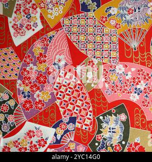Motivi tradizionali giapponesi con tema floreale su sfondo rosso Foto Stock