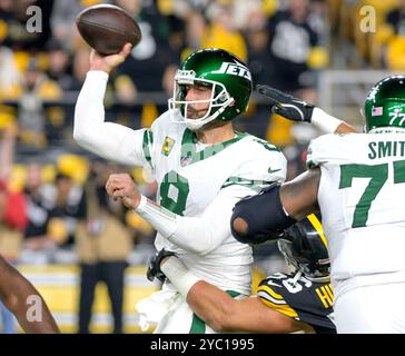 Pittsburgh, Stati Uniti. 20 ottobre 2024. Il quarterback dei New York Jets Aaron Rodgers (8) lanciò sotto pressione nel primo quarto contro i Pittsburgh Steelers all'Acrisure Stadium domenica 20 ottobre 2024 a Pittsburgh. Foto di Archie Carpenter/UPI credito: UPI/Alamy Live News Foto Stock