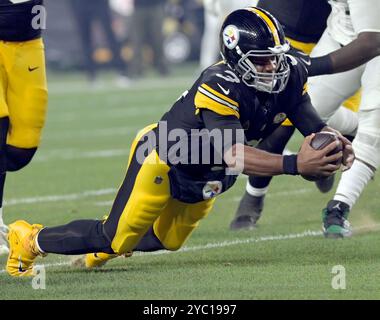 Pittsburgh, Stati Uniti. 20 ottobre 2024. Il quarterback dei Pittsburgh Steelers Russell Wilson (3) evade un sack e si tuffa per una yard nel primo quarto contro i New York Jets all'Acrisure Stadium domenica 20 ottobre 2024 a Pittsburgh. Foto di Archie Carpenter/UPI credito: UPI/Alamy Live News Foto Stock