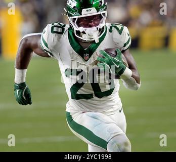 Pittsburgh, Stati Uniti. 20 ottobre 2024. Il running back dei New York Jets Breece Hall (20) volò all'angolo della end zone per un touchdown da 13 yard nel primo quarto contro i Pittsburgh Steelers all'Acrisure Stadium domenica 20 ottobre 2024 a Pittsburgh. Foto di Archie Carpenter/UPI credito: UPI/Alamy Live News Foto Stock