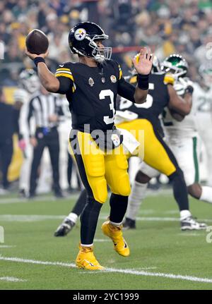 Pittsburgh, Stati Uniti. 20 ottobre 2024. Il quarterback dei Pittsburgh Steelers Russell Wilson (3) lanciò nel primo quarto contro i New York Jets all'Acrisure Stadium domenica 20 ottobre 2024 a Pittsburgh. Foto di Archie Carpenter/UPI credito: UPI/Alamy Live News Foto Stock