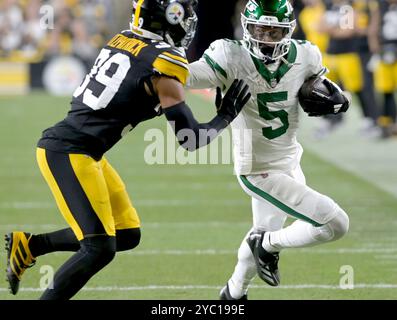 Pittsburgh, Stati Uniti. 20 ottobre 2024. Il wide receiver dei New York Jets Garrett Wilson (5) corre 12 yard prima che la safety dei Pittsburgh Steelers Minkah Fitzpatrick (39) lo spinga fuori dai limiti del primo quarto all'Acrisure Stadium domenica 20 ottobre 2024 a Pittsburgh. Foto di Archie Carpenter/UPI credito: UPI/Alamy Live News Foto Stock