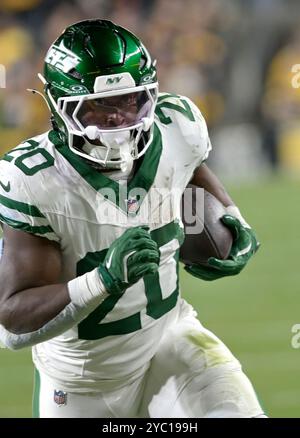 Pittsburgh, Stati Uniti. 20 ottobre 2024. Il running back dei New York Jets Breece Hall (20) volò all'angolo della end zone per un touchdown da 13 yard nel primo quarto contro i Pittsburgh Steelers all'Acrisure Stadium domenica 20 ottobre 2024 a Pittsburgh. Foto di Archie Carpenter/UPI credito: UPI/Alamy Live News Foto Stock