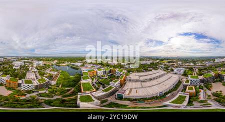 Miami, FL, Stati Uniti d'America - 16 ottobre 2024: Foto aerea 360 equirettangolare University of Miami UM Lakeside Village architettura carbon neutral SOD roof Foto Stock