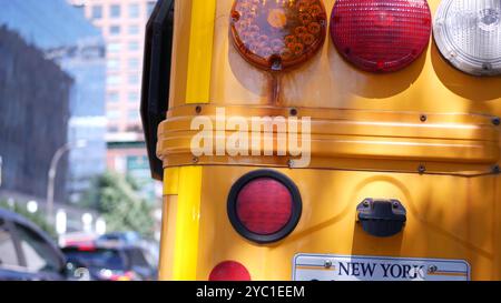 Scuolabus giallo su New York Manhattan Street, scuolabus sulla trafficata strada cittadina. Educazione e trasporto per bambini, USA. Navetta per la scuola americana nel traffico, 10 avenue Chelsea, Stati Uniti. Foto Stock