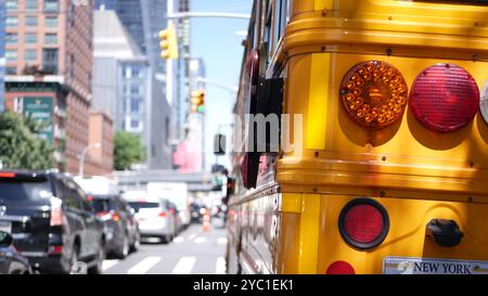 Scuolabus giallo su New York Manhattan Street, scuolabus sulla trafficata strada cittadina. Educazione e trasporto per bambini, USA. Navetta per la scuola americana nel traffico, 10 avenue Chelsea, Stati Uniti. Foto Stock