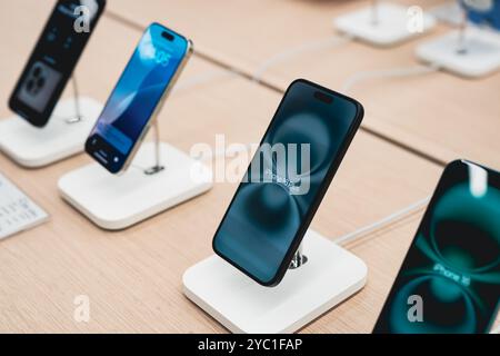 Bangkok, Thailandia - 13 ottobre 2024: Apple iPhone 16 Plus montato su uno stand presso l'Apple Store. Foto Stock