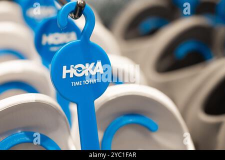 Bangkok, Thailandia - 13 ottobre 2024: Hoka, marchio di abbigliamento sportivo, logo su un appendiabiti in un negozio di scarpe. Foto Stock