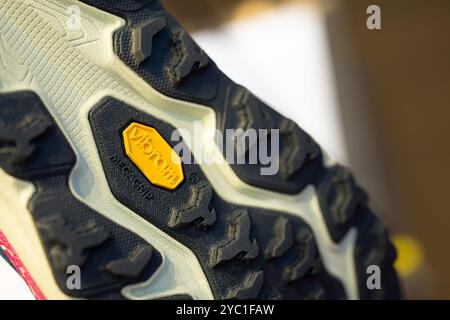 Bangkok, Thailandia - 13 ottobre 2024: Vibram, produttore di suole in gomma ad alte prestazioni, logo su una suola di scarpe da running. Foto Stock