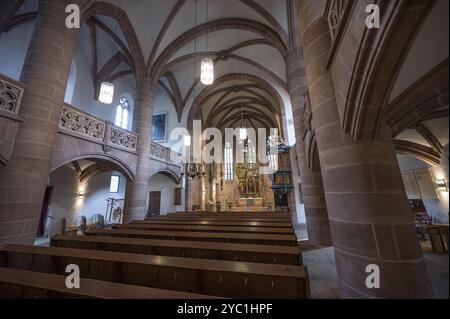 Interno con altare della Chiesa di San Nicola e Sant'Ulrico, navata costruita intorno al 1400, Kirchenberg 15, Norimberga-Moegeldorf, Media Franconia, Bavari Foto Stock