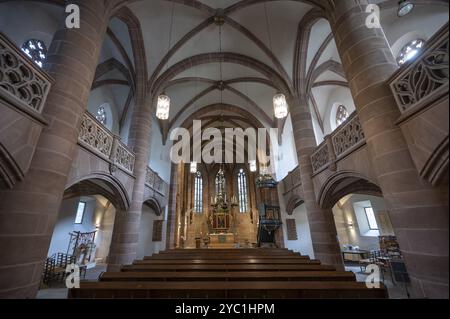 Interno con altare della Chiesa di San Nicola e Sant'Ulrico, navata costruita intorno al 1400, Kirchenberg 15, Norimberga-Moegeldorf, Media Franconia, Bavari Foto Stock