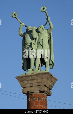 Lurspieler, trombe antiche, scultura in bronzo su colonna di terracotta, Piazza del Municipio, Rathausplatz o Radhuspladsen, Copenaghen, Danimarca, Europa Foto Stock