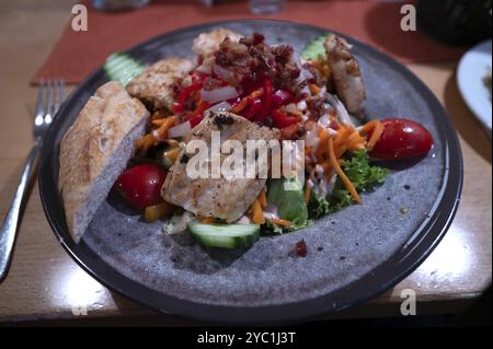 Insalata con strisce di tacchino arrosto servita in un ristorante, Baviera, Germania, Europa Foto Stock