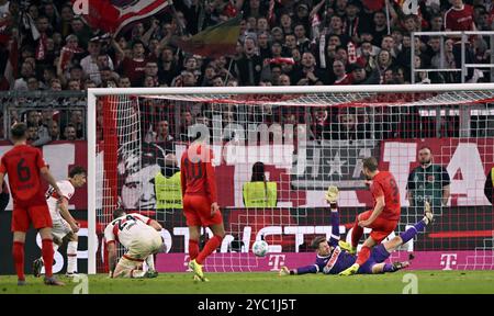 Calcio goal azione possibilità gol Harry Kane FC Bayern Monaco FCB (09) contro il portiere Alexander Nuebel VfB Stuttgart (33) scena di rigore, area goal Foto Stock