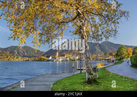 Vista di Malerwinkel con lungomare del villaggio, chiesa parrocchiale di San Lorenzo e Wallberg 1722 m in autunno, Rottach-Egern, Tegernsee, valle del Tegernsee Foto Stock