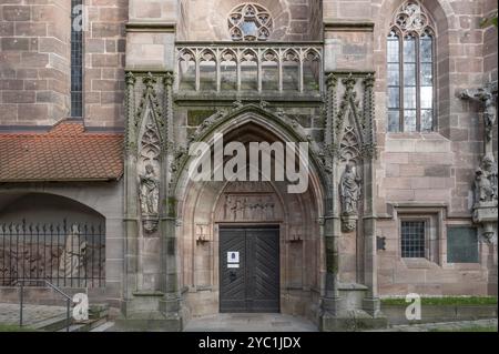 Portale d'ingresso principale della chiesa di San Nicola e Sant'Ulrico, navata costruita intorno al 1400, Kirchenberg 15, Norimberga-Moegeldorf, Franconia media, Baviera, Ger Foto Stock