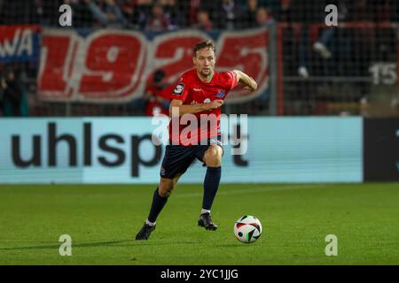 Unterhaching, Deutschland. 20 ottobre 2024. Tim Knipping (SpVgg Unterhaching, 34) mit Ball, SpVgg Unterhaching vs. TSV 1860 Muenchen, Fussball, 3. Liga, 10 anni. Spieltag, Saison 2024/2025, 20.10.2024, LE NORMATIVE DFL VIETANO QUALSIASI USO DI FOTOGRAFIE COME SEQUENZE DI IMMAGINI, foto: Eibner-Pressefoto/Jenni Maul Credit: dpa/Alamy Live News Foto Stock