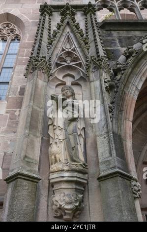 Scultura a sinistra del portale d'ingresso principale della chiesa di San Nicola e Sant'Ulrico, Kirchenberg 15, Norimberga-Moegeldorf, Franconia media, Baviera Foto Stock