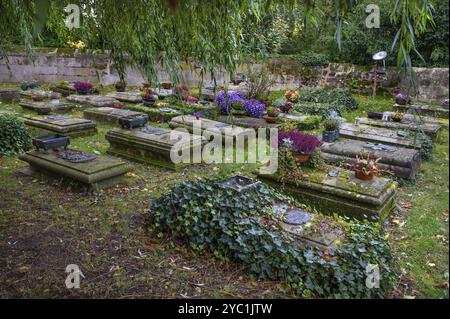 Tombe storiche nel cimitero di San Nicola e della chiesa di Sant'Ulrico, Kirchenberg 15, Norimberga-Moegeldorf, Franconia media, Baviera, Germania, Europa Foto Stock