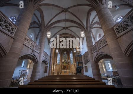 Interno con altare della Chiesa di San Nicola e Sant'Ulrico, navata costruita intorno al 1400, Kirchenberg 15, Norimberga-Moegeldorf, Media Franconia, Bavari Foto Stock