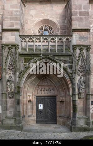 Portale d'ingresso principale della chiesa di San Nicola e Sant'Ulrico, navata costruita intorno al 1400, Kirchenberg 15, Norimberga-Moegeldorf, Franconia media, Baviera, Ger Foto Stock