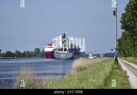 Navi, navi portacontainer, punto di incontro nel canale di Kiel, nel canale di Kiel, nello Schleswig-Holstein, in Germania, in Europa Foto Stock