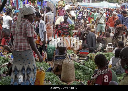 Africa, Etiopia, mercato Konso, mercato, persone, acquisto, vendita, centro commerciale, Omo Valley, Etiopia, Africa Foto Stock