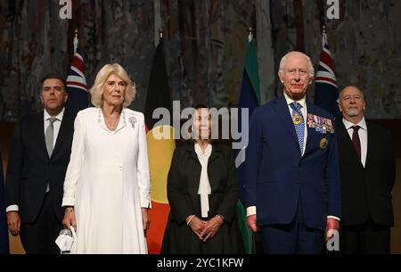 Re Carlo III e la regina Camilla durante il cerimoniale di benvenuto in Australia al Parlamento Australiano a Canberra, segnando la prima visita del re come sovrano al Parlamento Australiano, il secondo giorno della visita reale in Australia e Samoa. Data foto: Lunedì 21 ottobre 2024. Foto Stock