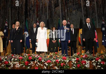 Re Carlo III e la regina Camilla durante il cerimoniale di benvenuto in Australia al Parlamento Australiano a Canberra, segnando la prima visita del re come sovrano al Parlamento Australiano, il secondo giorno della visita reale in Australia e Samoa. Data foto: Lunedì 21 ottobre 2024. Foto Stock