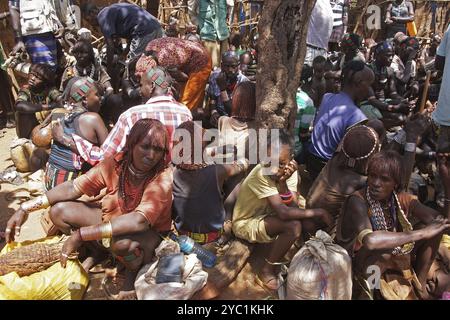 Africa, Etiopia, mercato Konso, mercato, persone, acquisto, vendita, centro commerciale, Omo Valley, Etiopia, Africa Foto Stock