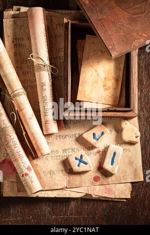 Primo piano di antiche pietre di rune, manoscritti antichi e rotoli Foto Stock