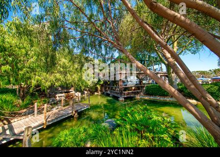 San Diego - 30 luglio 2017: Turisti, strade ed edifici lungo Seaport Village e Embarcadero Park. Foto Stock