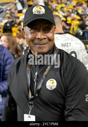 Pittsburgh, Stati Uniti. 20 ottobre 2024. L'ex Steeler Lynn Swann durante la pre-partita dei Pittsburgh Steelers 37-15 vinta contro i New York Jets all'Acrisure Stadium domenica 20 ottobre 2024 a Pittsburgh. Foto di Archie Carpenter/UPI credito: UPI/Alamy Live News Foto Stock