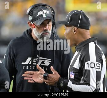 Pittsburgh, Stati Uniti. 20 ottobre 2024. Il capo allenatore ad interim Jeff Ulbrich ascolta il Field Judge Dyrol Prioleau nel quarto periodo della vittoria dei Pittsburgh Steelers 37-15 contro i New York Jets all'Acrisure Stadium domenica 20 ottobre 2024 a Pittsburgh. Foto di Archie Carpenter/UPI credito: UPI/Alamy Live News Foto Stock