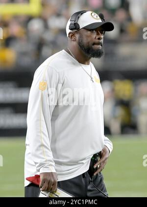 Pittsburgh, Stati Uniti. 20 ottobre 2024. Il capo-allenatore dei Pittsburgh Steelers Mike Tomlin a bordo campo durante il terzo quarto della vittoria degli Steelers 37-15 contro i New York Jets all'Acrisure Stadium domenica 20 ottobre 2024 a Pittsburgh. Foto di Archie Carpenter/UPI credito: UPI/Alamy Live News Foto Stock