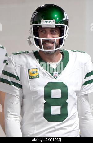 Pittsburgh, Stati Uniti. 20 ottobre 2024. Il quarterback dei New York Jets Aaron Rodgers (8) nel tunnel prima dell'inizio della vittoria dei Pittsburgh Steelers 37-15 contro i New York Jets all'Acrisure Stadium domenica 20 ottobre 2024 a Pittsburgh. Foto di Archie Carpenter/UPI credito: UPI/Alamy Live News Foto Stock