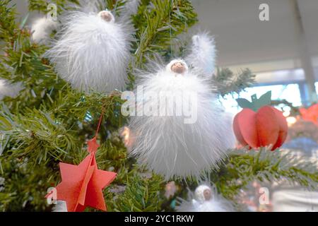 infa Frauen Messe Hannover vom 12 bis 20.10.2024 - hier gesehen am 18.10.2024 Halle 24 Neuer Baumschmuck *** infa Frauen Messe Hannover dal 12 al 20 10 2024 visto qui il 18 10 2024 Padiglione 24 nuove decorazioni degli alberi Foto Stock