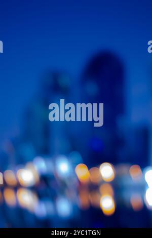 Notte bokeh astratta sullo sfondo della città, paesaggio urbano al crepuscolo foto sfocata Foto Stock