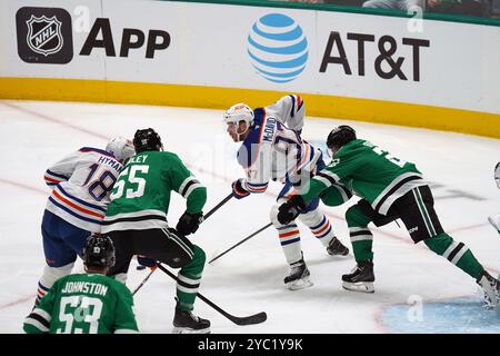 Dallas, Stati Uniti. 19 ottobre 2024. Connor McDavid n. 97 degli Edmonton Oilers che pattinano sul ghiaccio con il puck durante il match NHL tra Dallas Stars e gli Edmonton Oilers all'American Airlines Center. Punteggio finale Dallas Stars 4-1 Edmonton Oilers. Il 19 ottobre 2024 a Dallas, Texas. (Foto di Javier Vicencio/Eyepix Group) credito: Eyepix Group/Alamy Live News Foto Stock