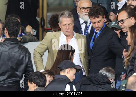 Como&#x2019;S attore Hugh Grant durante la partita di calcio di serie A Enilive 2024/2025 tra Como e Parma allo stadio Giuseppe Sinigaglia di Como - sabato 19 ottobre 2024. Sport - calcio. (Foto di Antonio Saia/LaPresse) Foto Stock