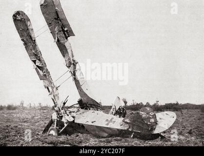 EDITORIALE il relitto di un D.F. W. tedesco, abbattuto a Pilckem, 1917, durante la prima guerra mondiale. Da Wings of War, pubblicato nel 1942. Foto Stock