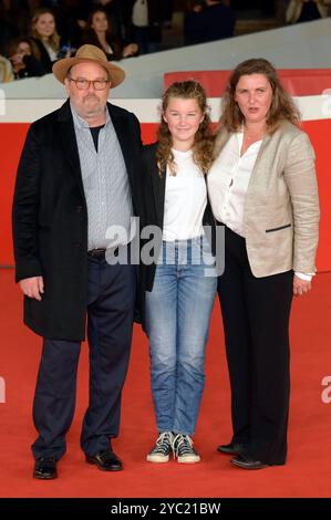 Xavier Beauvois mit Tochter Madeleine Beauvois mit Ehefrau Marie Julie Maille bei der Premiere des Kinofilms la vallÃ e des fous auf dem 19. Internationalen Filmfestival von Rom / Festa del Cinema di Roma 2024 im Auditorium Parco della musica. ROM, 20.10.2024 *** Xavier Beauvois con la figlia Madeleine Beauvois con la moglie Marie Julie Maille alla prima del lungometraggio la vallÃ e des fous al 19 Festival Internazionale del Cinema di Roma 2024 all'Auditorium Parco della musica Roma, 20 10 2024 foto:XA.XM.xTinghinox/xFuturexImagex fous 4009 Foto Stock