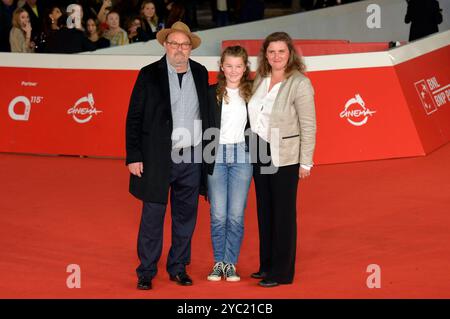 Xavier Beauvois mit Tochter Madeleine Beauvois mit Ehefrau Marie Julie Maille bei der Premiere des Kinofilms la vallÃ e des fous auf dem 19. Internationalen Filmfestival von Rom / Festa del Cinema di Roma 2024 im Auditorium Parco della musica. ROM, 20.10.2024 *** Xavier Beauvois con la figlia Madeleine Beauvois con la moglie Marie Julie Maille alla prima del lungometraggio la vallÃ e des fous al 19 Festival Internazionale del Cinema di Roma 2024 all'Auditorium Parco della musica Roma, 20 10 2024 foto:XA.XM.xTinghinox/xFuturexImagex fous 4007 Foto Stock