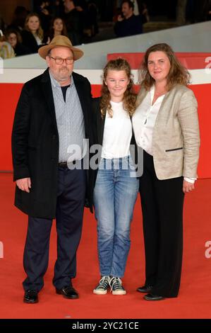 Xavier Beauvois mit Tochter Madeleine Beauvois mit Ehefrau Marie Julie Maille bei der Premiere des Kinofilms la vallÃ e des fous auf dem 19. Internationalen Filmfestival von Rom / Festa del Cinema di Roma 2024 im Auditorium Parco della musica. ROM, 20.10.2024 *** Xavier Beauvois con la figlia Madeleine Beauvois con la moglie Marie Julie Maille alla prima del lungometraggio la vallÃ e des fous al 19 Festival Internazionale del Cinema di Roma 2024 all'Auditorium Parco della musica Roma, 20 10 2024 foto:XA.XM.xTinghinox/xFuturexImagex fous 4008 Foto Stock